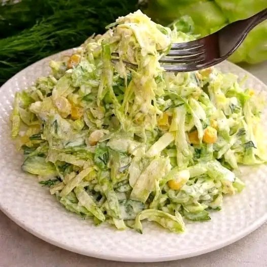 Lækker coleslaw til alle, der vil tabe sig: När du först har provat det, vill du ha lyst til att spise det hele året rundt! Opskrift i kommentarerne. ❤️ FÖR PÅ FORTSÆTTE MED MINE OPSKRIFTER, SKRIV “JA” 25 1788186562295 1